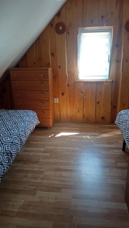 Salon z kominkiem